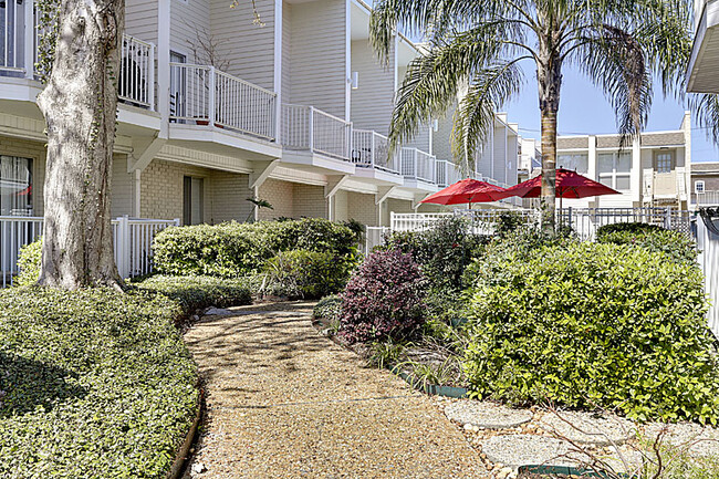 3805 Houma Blvd, Unit 1BRA in Metairie, LA - Foto de edificio - Building Photo