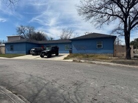 2902 S Laredo St in San Antonio, TX - Building Photo