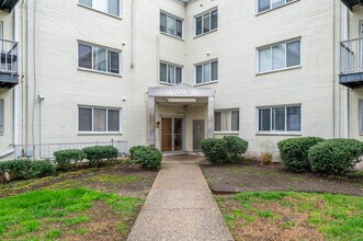 The Fairmont in West Hyattsville, MD - Foto de edificio - Building Photo