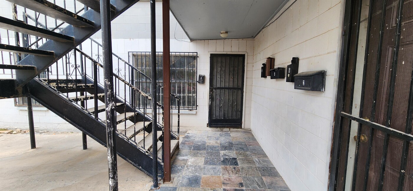 1702 Iturbide St in Laredo, TX - Building Photo