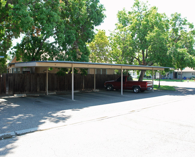 1048 W Clinton Ave in Fresno, CA - Foto de edificio - Building Photo