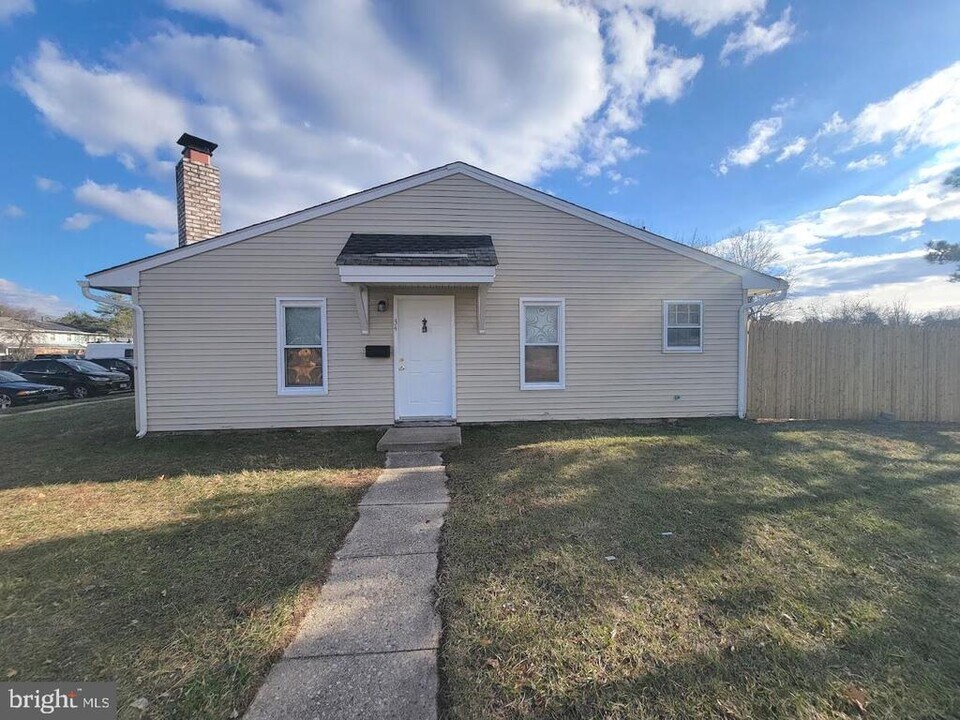 34 Maureen Ct in Sicklerville, NJ - Building Photo