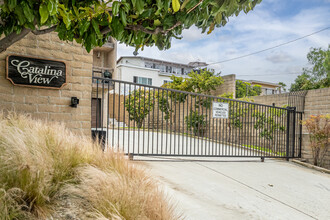 Catalina View in Signal Hill, CA - Foto de edificio - Building Photo