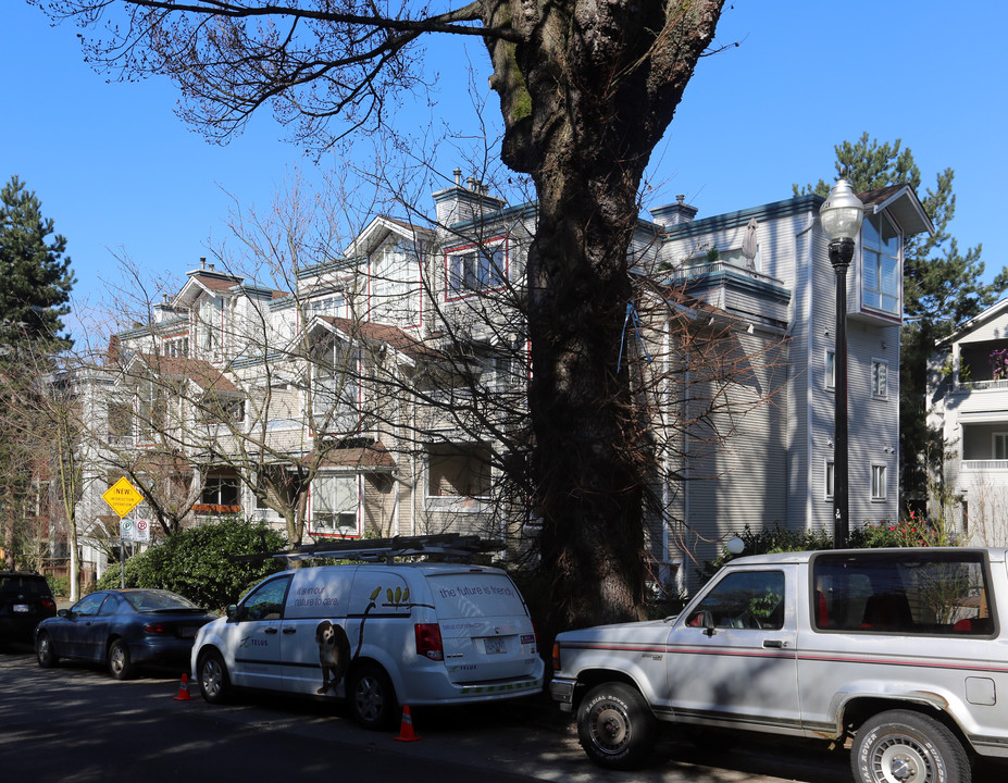 Brighton Court in Vancouver, BC - Building Photo