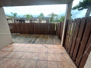 11295 SW 88th St in Miami, FL - Foto de edificio - Building Photo