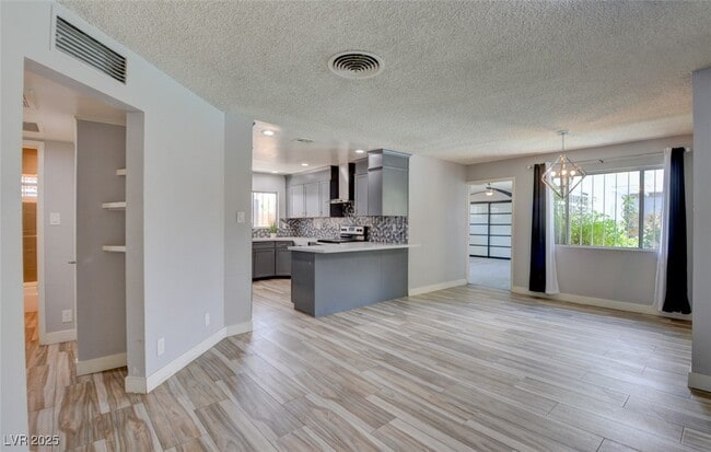1056 E Oakey Blvd in Las Vegas, NV - Building Photo - Building Photo