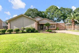 819 Millpond Dr in Sugar Land, TX - Building Photo