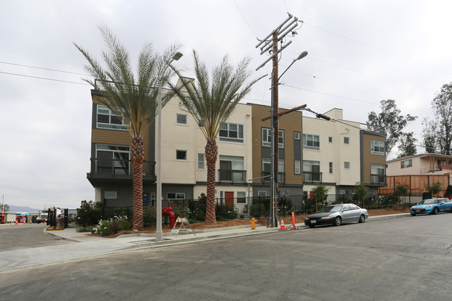 Latitudes at Silver Lake in Los Angeles, CA - Foto de edificio - Building Photo