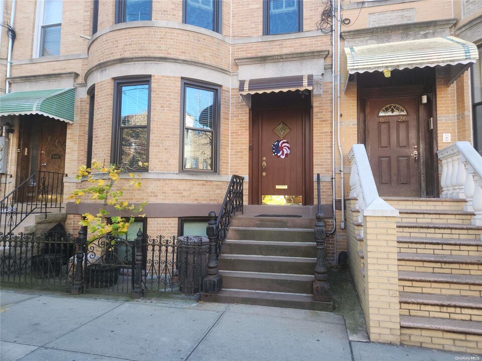 60-26 68th Rd in Queens, NY - Building Photo