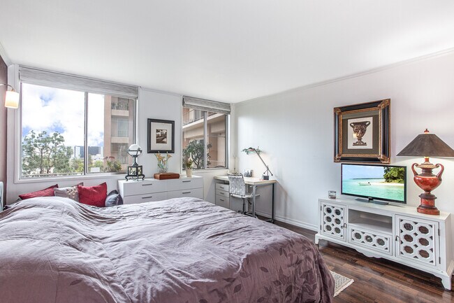 100 S Doheny Dr, Unit 516 in Los Angeles, CA - Foto de edificio - Building Photo