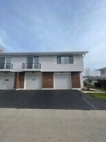 225 Barcliffe Ln in Schaumburg, IL - Building Photo