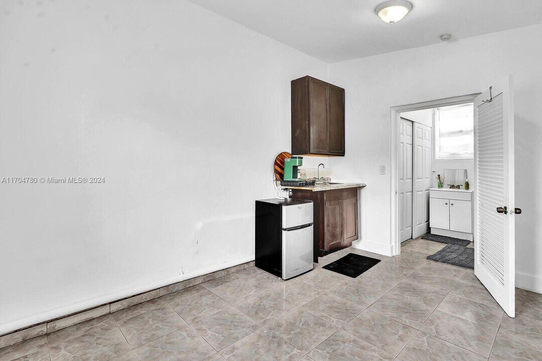 10800 NW 22nd Ct in Miami, FL - Building Photo