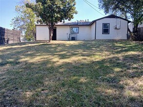 5855 Bluffman Dr in Dallas, TX - Building Photo - Building Photo