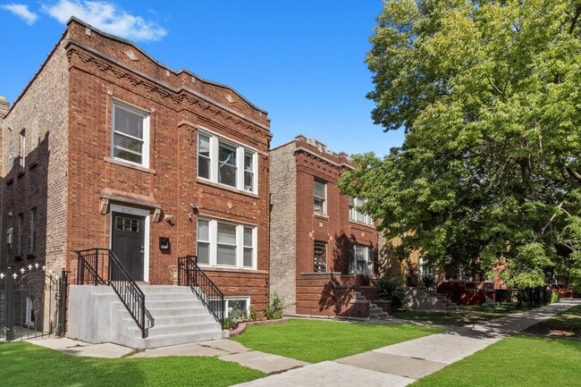 2246 N Leamington Ave in Chicago, IL - Building Photo - Building Photo
