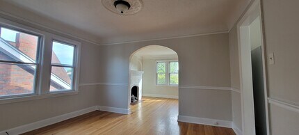 1740 Anita Ave in Grosse Pointe Woods, MI - Foto de edificio - Building Photo