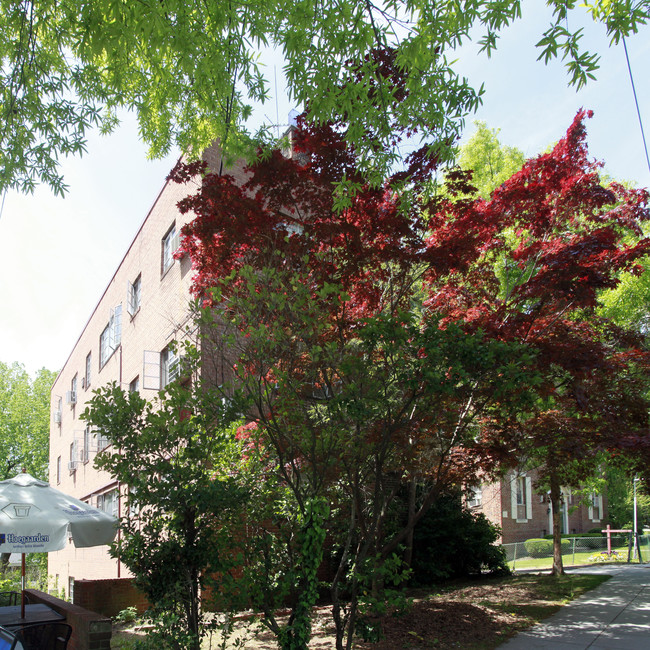 4560 MacArthur Blvd NW in Washington, DC - Foto de edificio - Building Photo