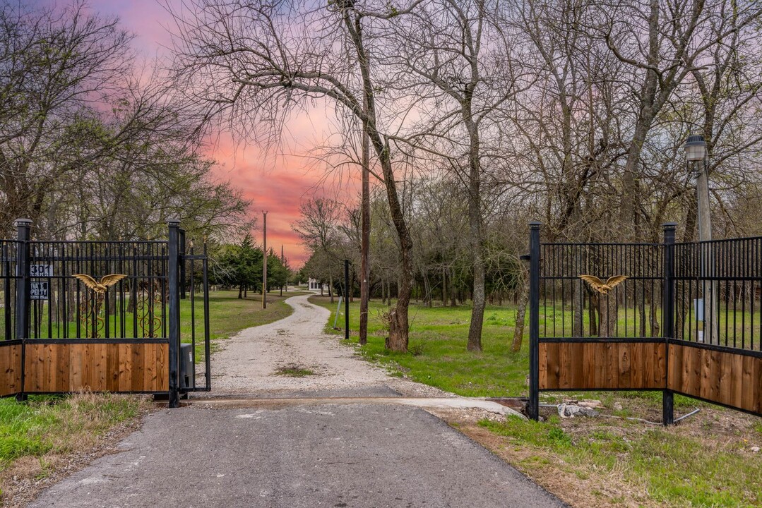 16301 N State Hwy 121 in Blue Ridge, TX - Foto de edificio