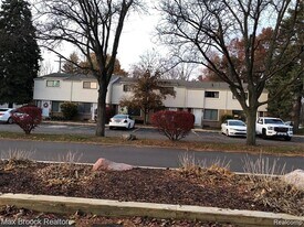 1653 Wimbledon Dr in Walled Lake, MI - Building Photo