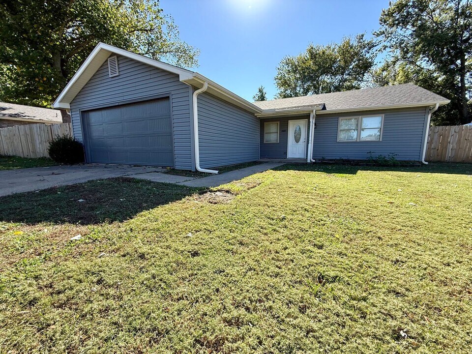 2607 NE Walker St in Bentonville, AR - Building Photo