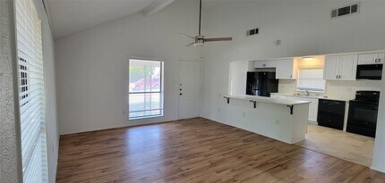 306 W Hale Ave in Decatur, TX - Building Photo - Building Photo