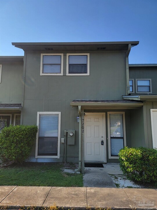 7202 Lago Vista Ct in Pensacola, FL - Building Photo