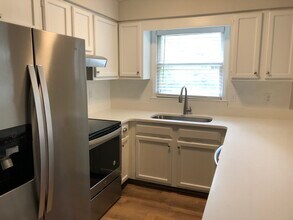 901 N Greensboro St in Carrboro, NC - Building Photo - Building Photo