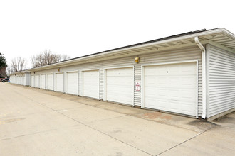 Mane Gate Apartments in Iowa City, IA - Foto de edificio - Building Photo