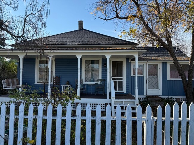 104 S 1st St in Talent, OR - Foto de edificio - Building Photo