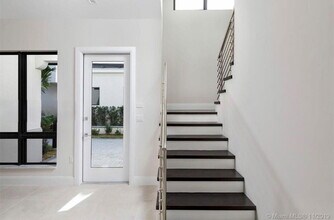8268 NW 46th Terrace in Doral, FL - Building Photo - Building Photo