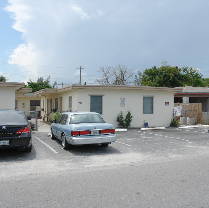 701-703 NW 15th Ter in Fort Lauderdale, FL - Building Photo