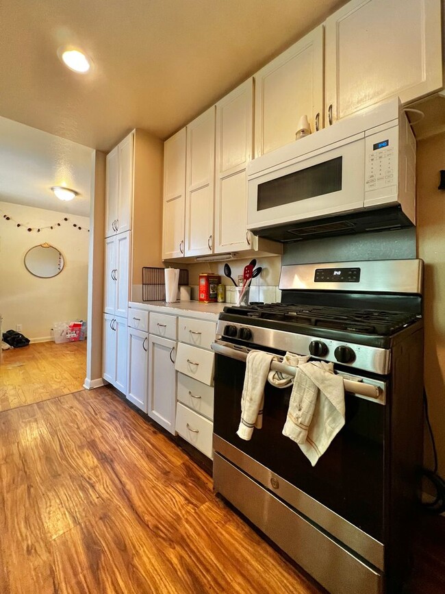 Spacious 5 bed, 2 bath Home in a Great Fort Collins Location! in Fort Collins, CO - Building Photo - Building Photo