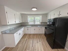 18 Norman St in Manchester, CT - Building Photo