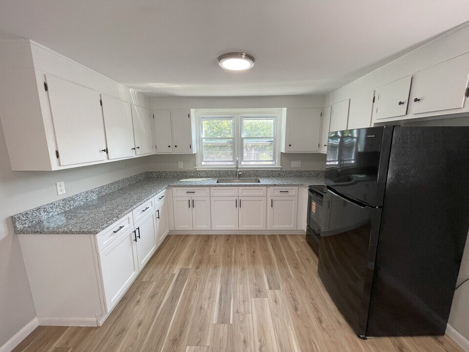 18 Norman St in Manchester, CT - Building Photo