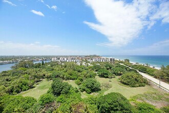 2121 N Ocean Blvd in Boca Raton, FL - Foto de edificio - Building Photo