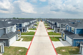 Villas at Creekside in New Braunfels, TX - Building Photo - Building Photo
