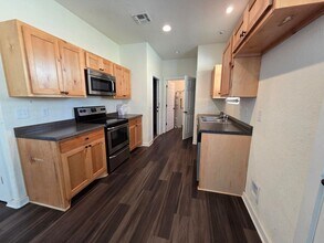 121 Ivy Ln in Kerrville, TX - Foto de edificio - Building Photo