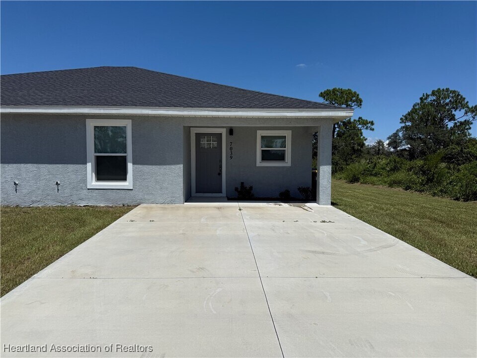 7039 San Benito Dr in Sebring, FL - Building Photo