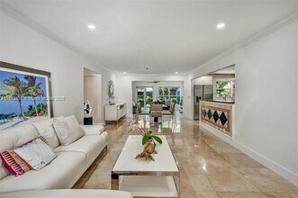 814 NE 4th St in Hallandale Beach, FL - Foto de edificio - Building Photo