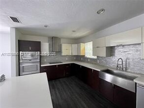 4021 Red Rd in Coral Gables, FL - Foto de edificio - Building Photo