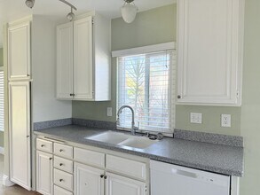 142 Calle Maribel in San Marcos, CA - Foto de edificio - Building Photo
