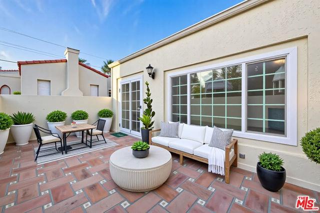 10281 Dunleer Dr in Los Angeles, CA - Building Photo