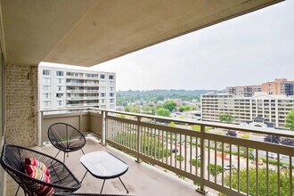 2111 Richmond Hwy in Arlington, VA - Foto de edificio - Building Photo
