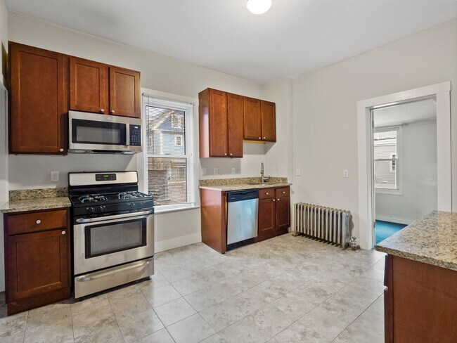 44 Cameron Ave, Unit 1 in Somerville, MA - Building Photo - Building Photo