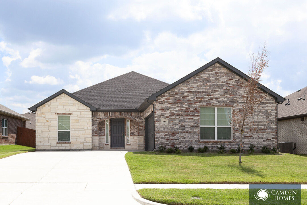 206 Hitching Post Rd in Red Oak, TX - Building Photo