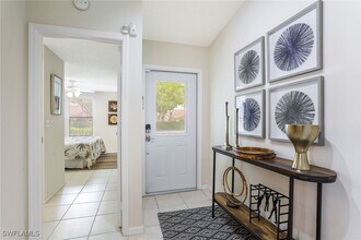 633 91st Ave N in Naples, FL - Foto de edificio - Building Photo