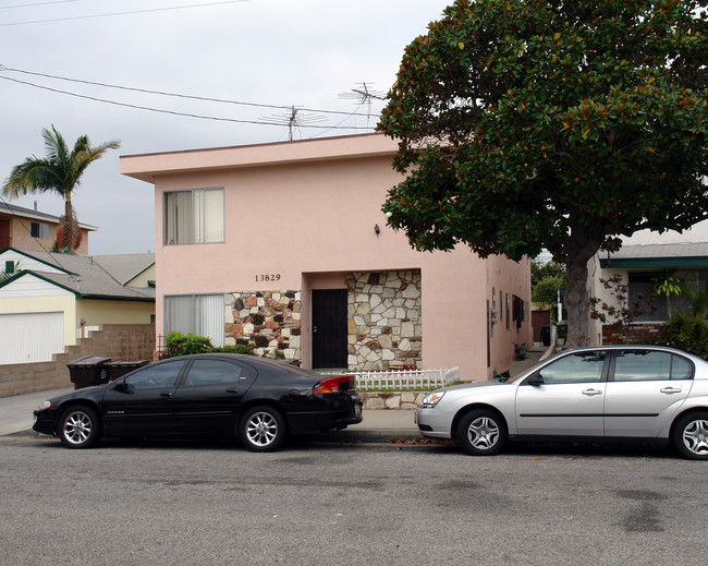 13829 Hawthorne Way in Hawthorne, CA - Building Photo - Building Photo