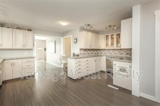 2805 Thacker Dr in West Kelowna, BC - Building Photo - Building Photo