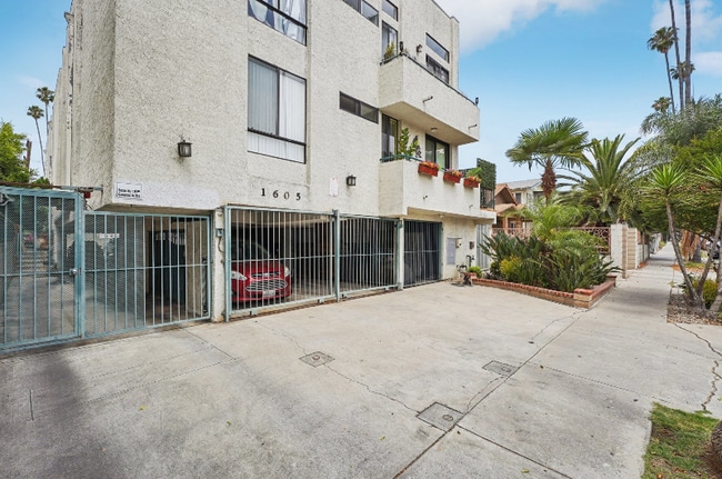 1605 Winona Blvd in Los Angeles, CA - Building Photo - Building Photo