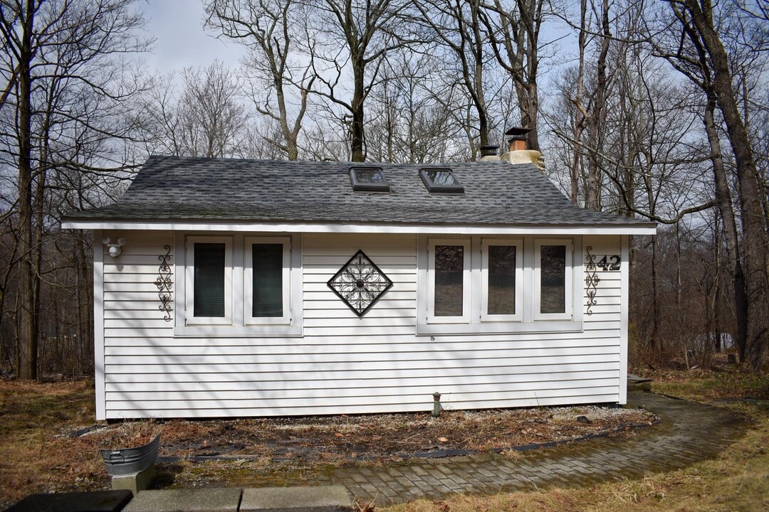 42 Woodland Cir S in Monroe, NY - Building Photo