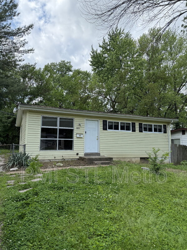 property at 3901 Cranberry Ln